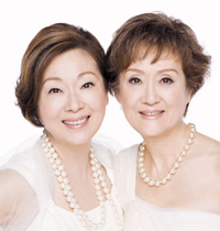 姉の安田祥子(さちこ)さん(右)と行う童謡唱歌のコンサートは毎年全国100カ所余りで行われ24年間続いている。2011年の25周年ツアーが区切りとなる予定。
