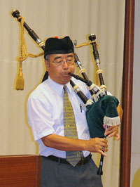 大塚さんは講演の後、ヨーロッパの民族楽器バグパイプを演奏をしてくれた。