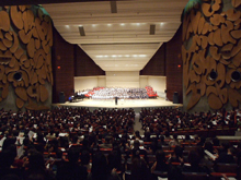 音楽の殿堂・東京文化会館のステージに立った三つの幼稚園の園児達。客席は5階まで満員だった。