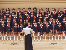 世界の大舞台でも子ども達は堂々と歌い、演奏した。