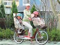 安全基準を満たした丈夫で運転しやすい三人乗り自転車は増えたが、ヘルメット、シートベルトをしていなければ何にもならない。