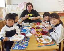 午前中に英語指導を行ったクラスで給食ランチタイムを楽しむ。(栃木県栃木市・バンビ幼稚園)