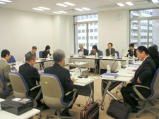 研究会の第5回会合の様子(文科省の会議室で)