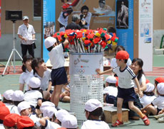 淀橋幼稚園特製のトーチが次々に子ども達の手で運ばれ、聖火台が完成した。