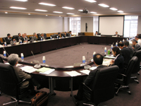 10回にわたって急ピッチで開催された調査研究協力者会議全体会の様子。文部科学省の３F会議室で。