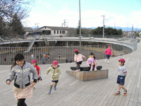 ドーナツ型園舎の屋根の上で遊ぶふじ幼稚園の子ども達。足が自然に走り出すので、いつまでも走り、底抜けに笑う。