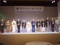 受賞者全員の記念撮影。右から2人目が「劇団すぎのこ」の小澤幸雄理事長。右から6人目が大賞の北島三郎氏。