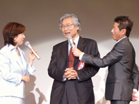 インタビューに応えて喜びと抱負を語る小澤理事長。