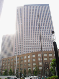虎ノ門駅前。旧文部省の建物の一部を残して、その背後にそびえ立つ現文部科学省のビル。