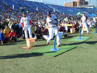 スポーツクリニック(実践指導)の野球(ティーボール)ではヤクルト球団の現役選手がティーバッティングのお手本を見せてくれた。