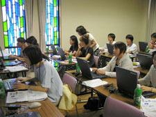 会場に用意された1人1台のパソコンで新しい技を覚えていく。