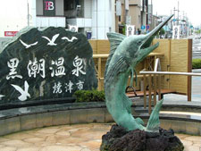 焼津は日本一の魚の町。駅前ではカジキマグロの銅像が出迎えてくれる。セミナーのお昼ご飯は、美味しい魚料理店で食べる予定になっている。