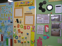 展示されていたJMペイント壁の活用事例。文字・数字から音楽、ゲームまでさまざまな発展ができる。