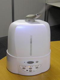 次亜塩素酸精製水を空間噴霧する専用器HM-101。想定価格は35,000円前後。1日8時間稼働でフレクアを2.5リットル消費。