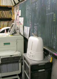 東京都・K幼稚園の職員室設置事例。先生たちにとって安心感と予防意識向上のシンボルになっている。