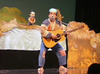 人間と人形がセットでごんべえを演ずる。バックミュージックも自分で演奏。このめまぐるしさが面白い。