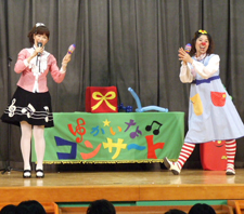 歌のお姉さんとピエロのダンスや合奏も見どころだ。