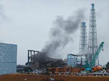 地震津波の後の水蒸気爆発で煙を上げる福島第一原発3号機。