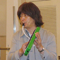 音楽の心、鍵盤ハーモニカ、器楽合奏を担当する山原正憲講師(全日本合奏連盟本部長)。