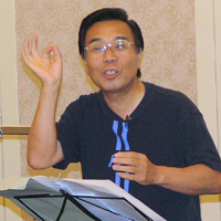 ドラム、マーチング、カラーガードなどを担当する後藤宏講師(全日本音楽教育連盟専務理事)。