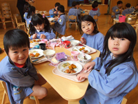 名古屋文化幼稚園のランチルームで食事タイムが始まった。年中クラスのテーブルでも楽しい会話が弾む。