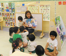 高校が併設する教職員と地域の子どものためのこども園。絵本の読み聞かせも英語と中国語で行われる。